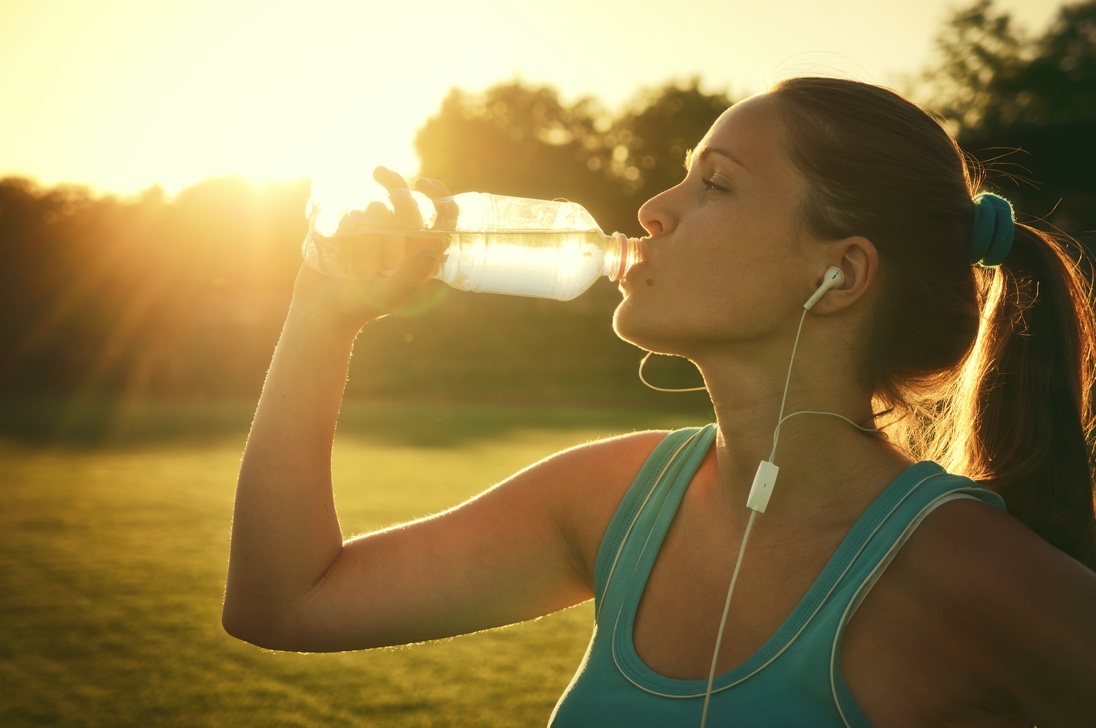 Water for breakfast. Красивые девушки в жару. Вода питьевая спорт. Девушка пьет. Девушка ЗОЖ.